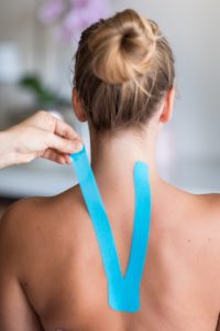 Kinesiotaping zur Stabilisierung HWS Physiotherapie München Neuhausen