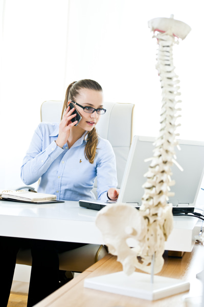 rueckenschule-frau-computer-arbeit Frau sitzt am Computer - Rückenschule ist wichtig