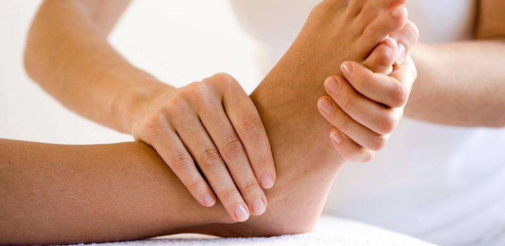 Geschwollene Knöchel bei Lipödem – Lymphdrainage als unterstützende Behandlung